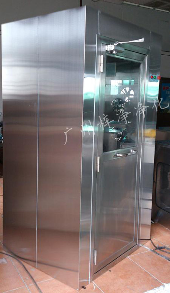 防爆風淋室主要配置有：防爆風機，離爆燈器等。