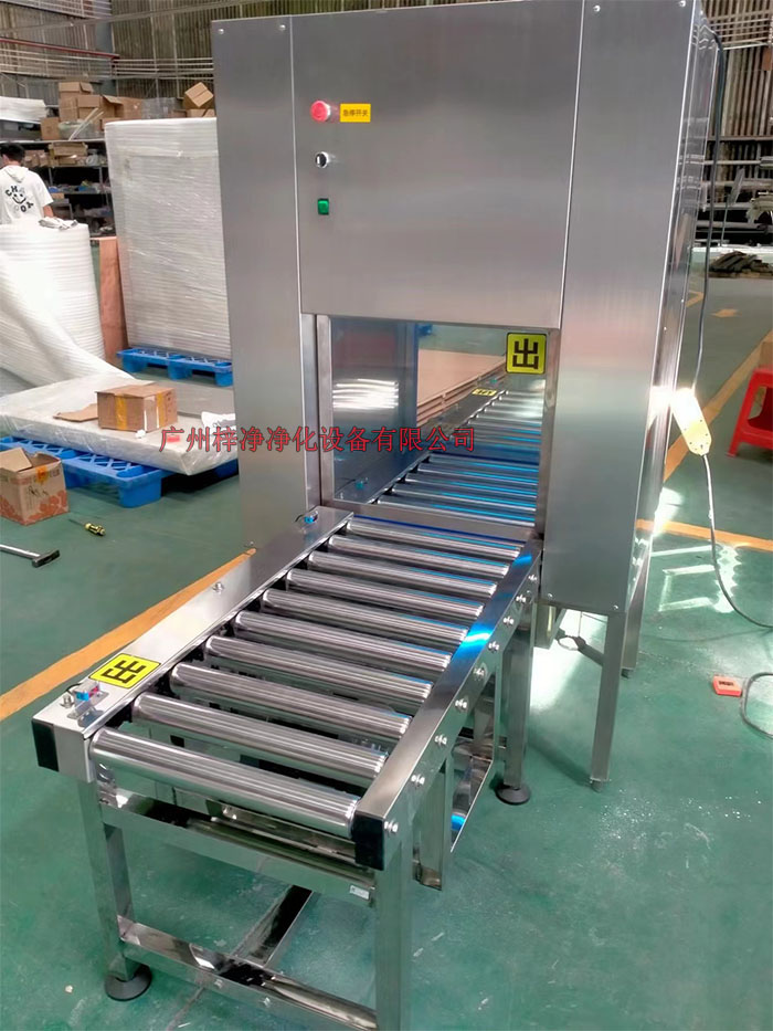 傳動(dòng)帶輸送線(xiàn)傳遞窗的制作法于其它普通傳遞窗不一樣，傳動(dòng)帶輸送線(xiàn)傳遞窗下面加了條流水線(xiàn)，上層要傳遞貨物。