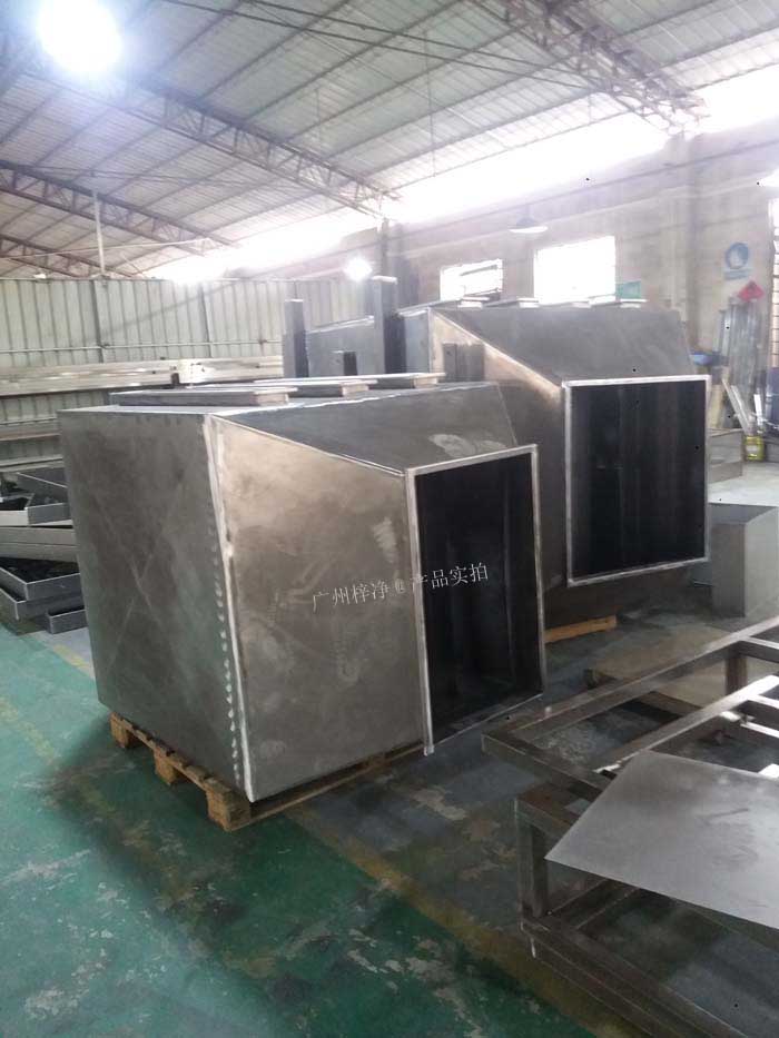 增壓新風(fēng)柜可根據(jù)不同的通風(fēng)管道布局，訂做不同的進出風(fēng)口方向的風(fēng)柜；