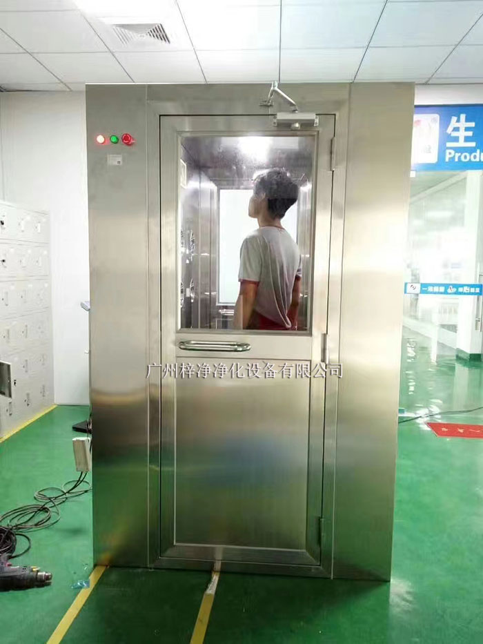 風淋室作為一種重要的潔凈設(shè)備 風淋室作為一種重要的潔凈設(shè)備