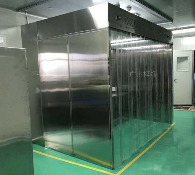 負壓稱量罩內空氣經初效過濾器、由離心風機壓入靜壓箱,在經高效過濾器后從氣流擴散送風單元出風面吹出,潔凈空氣以均勻的斷面風速流經工作區,從而形成高潔凈的工作環境。 負壓稱量罩內空氣經初效過濾器、由離心風機壓入靜壓箱,在經高效過濾器后從氣流擴散送風單元出風面吹出,潔凈空氣以均勻的斷面風速流經工作區,從而形成高潔凈的工作環境。
