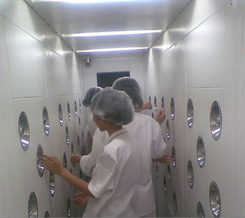 在進入風淋室之前，必須先脫去個人衣物，更換成潔凈服。