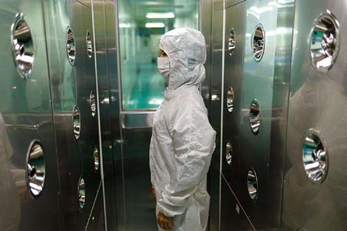 風淋室應(yīng)由專門人員負責操作和維護 風淋室應(yīng)由專門人員負責操作和維護