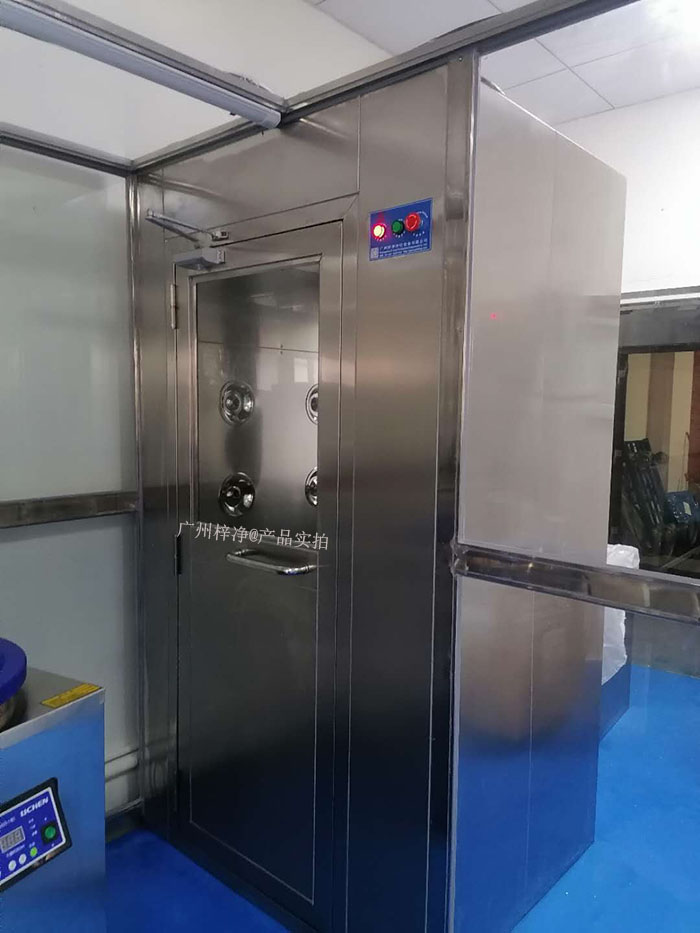 藥行業實驗室的風淋室可以根據實驗室的具體需求進行定制,包括風淋室尺寸、風淋室風速、風淋室高效空氣過濾器過濾效率等,以適應不同實驗活動的需要。 藥行業實驗室的風淋室可以根據實驗室的具體需求進行定制,包括風淋室尺寸、風淋室風速、風淋室高效空氣過濾器過濾效率等,以適應不同實驗活動的需要。