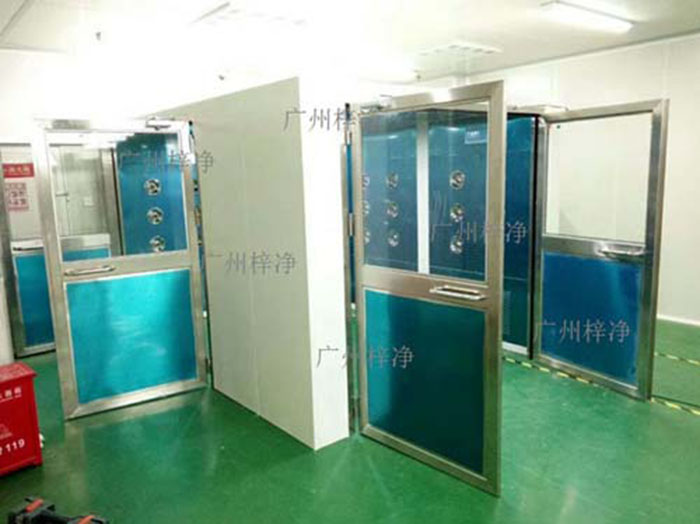 轉角風淋室應安裝在潔凈車間內部人流物流頻繁且潔凈度要求較高的區域。通常位于轉角或門口等關鍵位置。 轉角風淋室應安裝在潔凈車間內部人流物流頻繁且潔凈度要求較高的區域。通常位于轉角或門口等關鍵位置。
